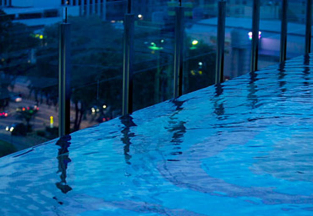 Gtower Hotel Куала-Лумпур Екстер'єр фото The glass facade at night