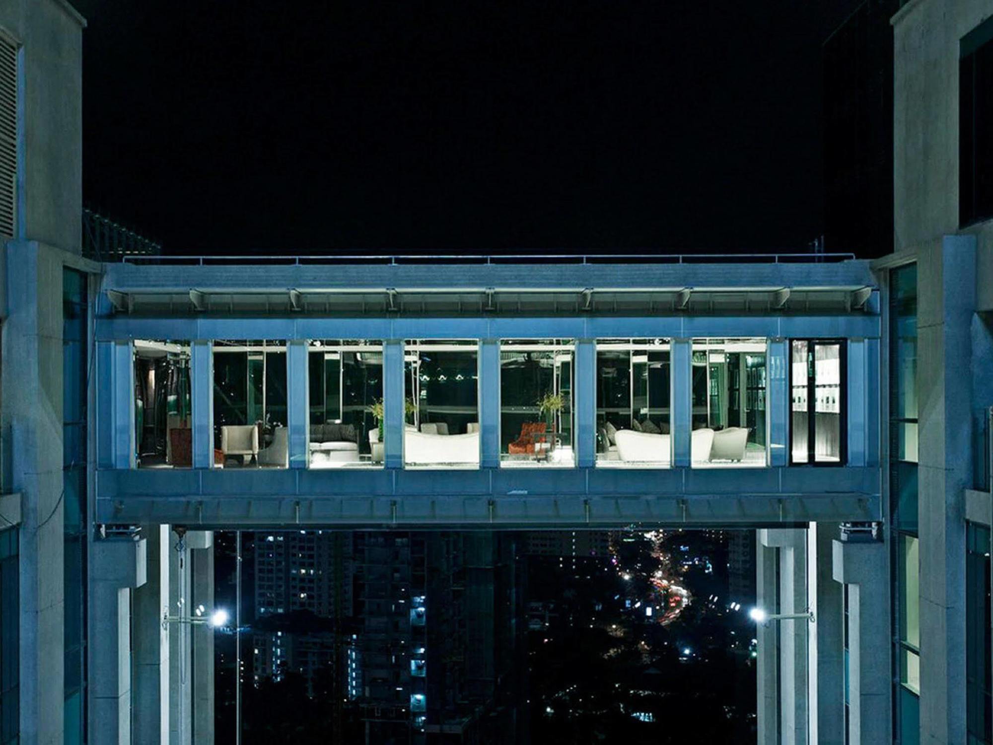 Gtower Hotel Куала-Лумпур Екстер'єр фото Skywalk at night